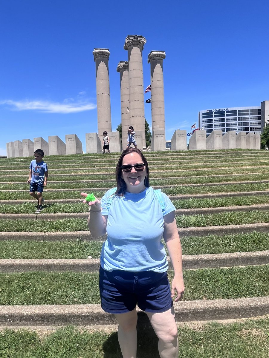KiraBethDelgado's tweet photo. The @OLE_Leopards EduGator and I relaxed along the Ohio River on this beautiful and breezy 75 degree day. We also visited the Four Freedoms Monument. #LeonardLeopards https://t.co/WemS49jvbN
