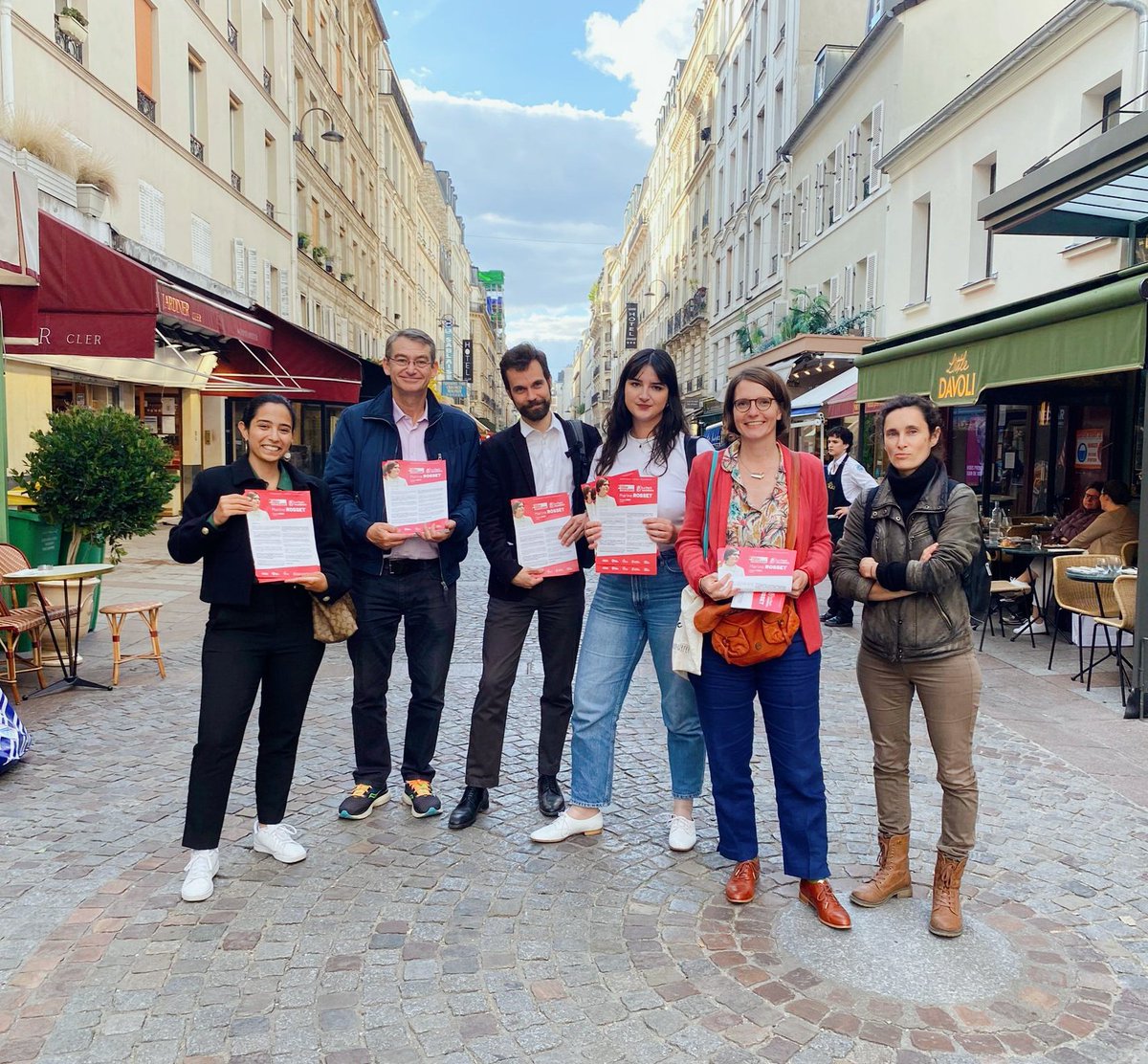 MarineRosset's tweet photo. Dès ce soir, nos équipes #NouveauFrontPopulaire sur le terrain à votre rencontre à Cardinal-Lemoine, Censier, St Germain, École Militaire et rue Clerc #circo7502 pour porter la candidature de Gauche : sociale, écologiste, progressiste, féministe🌹
Et on vote au le 7 juillet 🗳️✊ https://t.co/dg4Q3Nh9mF