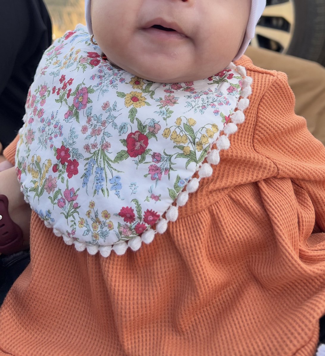 ثغرٌ كأن الشمسَ تمتد الضياء َ
إذا تبسم ثمّ تُشرقُ للجميع💛
#مروَة_الحمّاد