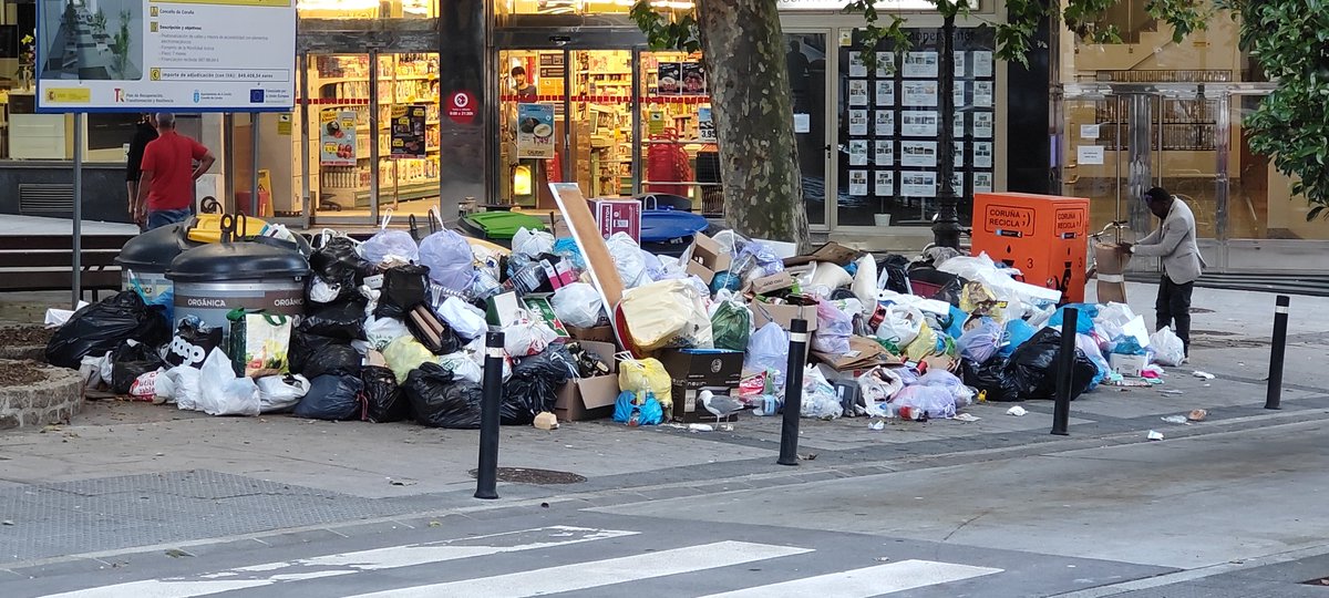 toxo222's tweet photo. VAMOS A JUGAR 
ADIVINA QUE CALLE ES?? 
Está cerca de la pza  de Lugo...
@ConcelloCoruna
@silcerino
@inesreygarcia 
@lavozdegalicia 
@vocescoruna https://t.co/hguFv4LsKF