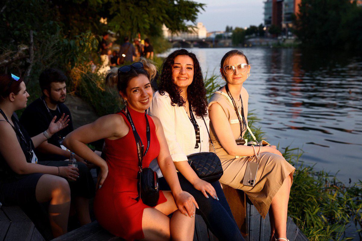 This photo warms my heart. Thank you Flutter for bringing these wonderful women into my life and thank you #GoogleIOConnect for giving us more opportunities to see each other in person 💙
📸: Liesa Johannssen