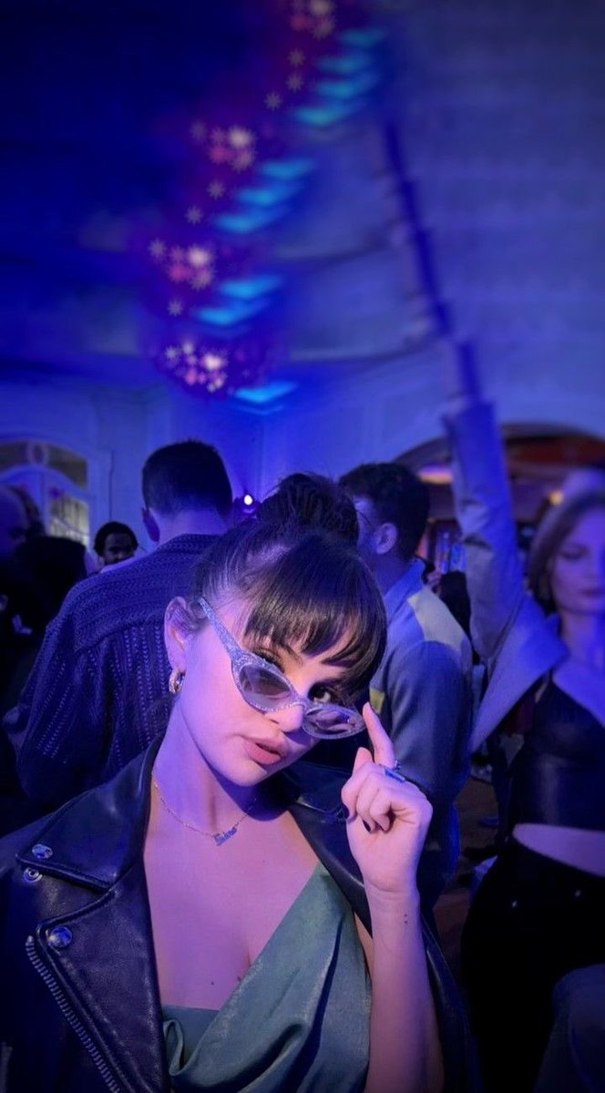 selenatorsoffc's tweet photo. EVERY SELENATOR 
IN THIS APP 🚨

We will add more selenators to our chat groups and decide things to do with THAT acc, so if u wanna in please replie it with a Selena Gomez random track. https://t.co/12GoqWp7pp