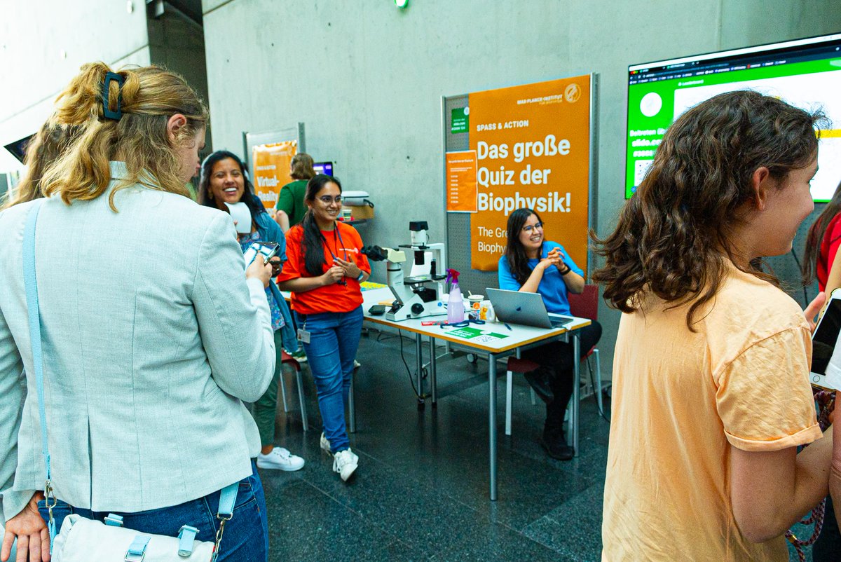 MPIbp's tweet photo. Science for all!🔬🧬 At the Frankfurt #NightofScience, we showcased our Institute and research with hands-on experiments 🌋, guided tours of our electron microscopy facility, and talks 🎙️ on our methods 🧪 and latest projects!✨#NightofScience #ScienceComms #ScienceIsFun https://t.co/uvkzlHCOx3