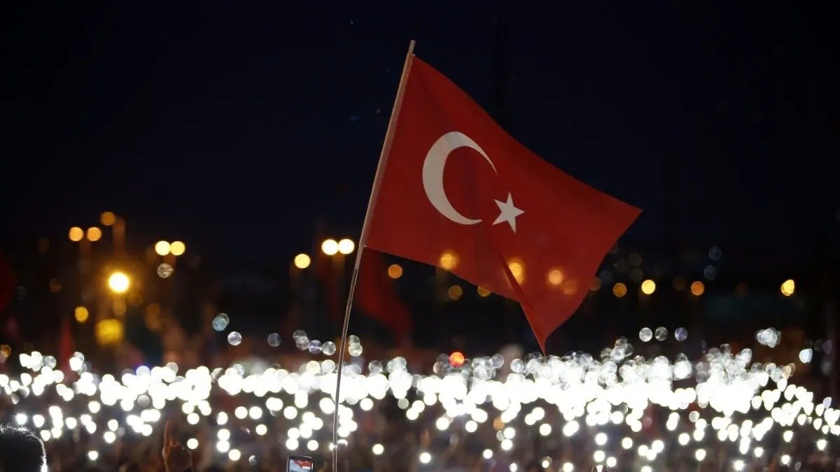 Ertugru63774311's tweet photo. Birliğimizi, huzurumuzu, yarınlarımızı yine kirli oyunlarla hedef alıyorlar!

Oyuna gelme Türkiyem 🇹🇷 https://t.co/JOn69oxZdB