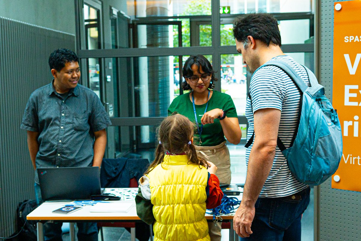 MPIbp's tweet photo. Science for all!🔬🧬 At the Frankfurt #NightofScience, we showcased our Institute and research with hands-on experiments 🌋, guided tours of our electron microscopy facility, and talks 🎙️ on our methods 🧪 and latest projects!✨#NightofScience #ScienceComms #ScienceIsFun https://t.co/uvkzlHCOx3