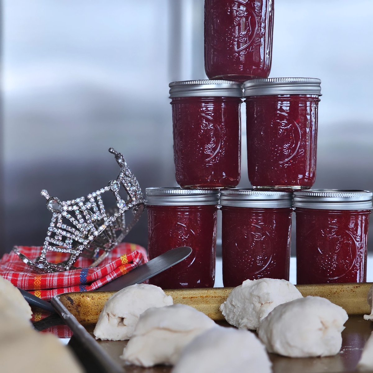 crownsandcoffee's tweet photo. It is Miss Washington Week!!!👑
Preparing goodies for our state contestants today.
#missthurstoncounty 
#misswashington #MissAmerica #statepageant #spoonerfarms #spoonerstrawberries https://t.co/77z6tqBqct