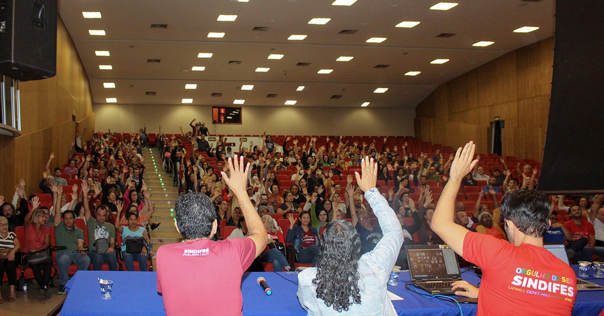 📢 Base do SINDIFES decide pelo retorno das atividades nesta terça, 2/7, em Assembleia de Greve realizada na manhã de hoje. Mais de 500 TAE participaram da Assembleia, que aconteceu de forma híbrida. Veja os detalhes em: sindifes.org.br
#grevenaeducação #grevedostae
