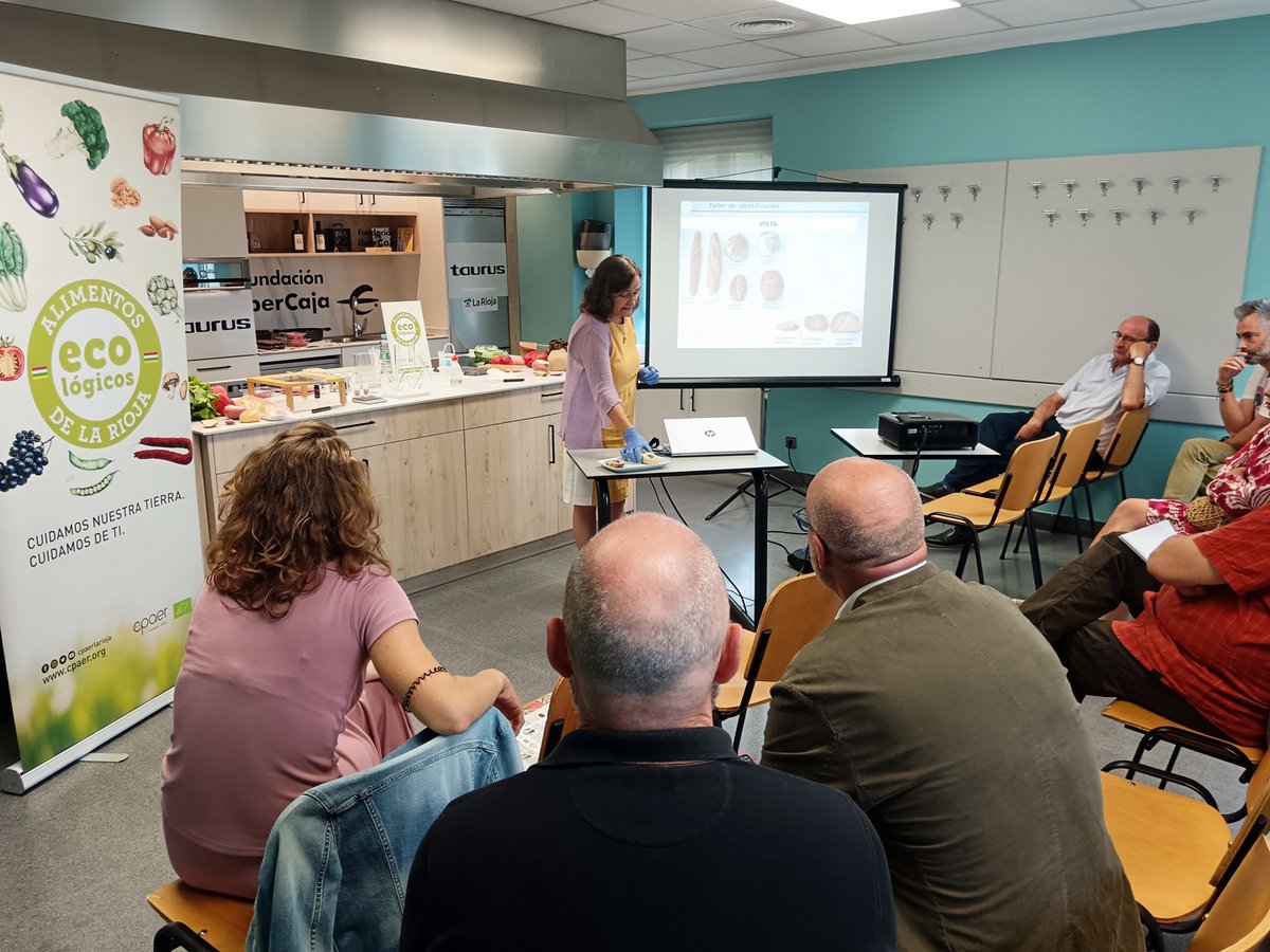 CPAER_eco's tweet photo. Profesionales de la cocina han participado en la jornada organizada por #CPAER sobre propiedades de los alimentos ecológicos comparados con los convencionales. Cada detalle nos ha ayudado a entender mejor los beneficios de los productos ecológicos para nuestra salud y bienestar. https://t.co/HP2AfVsM6F