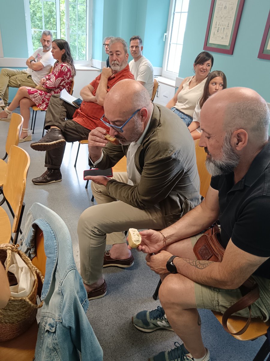 CPAER_eco's tweet photo. Profesionales de la cocina han participado en la jornada organizada por #CPAER sobre propiedades de los alimentos ecológicos comparados con los convencionales. Cada detalle nos ha ayudado a entender mejor los beneficios de los productos ecológicos para nuestra salud y bienestar. https://t.co/HP2AfVsM6F