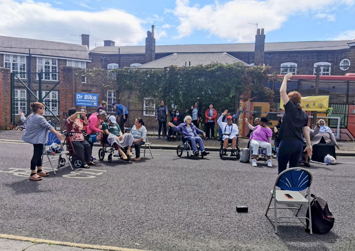 Thank you <a href="/DanceWest1/">DanceWest</a> for an excellent seated dance session at our streetparty in #oldoak #inclusive #wellbeing outside in their  #community
We look forward to having you back 😍