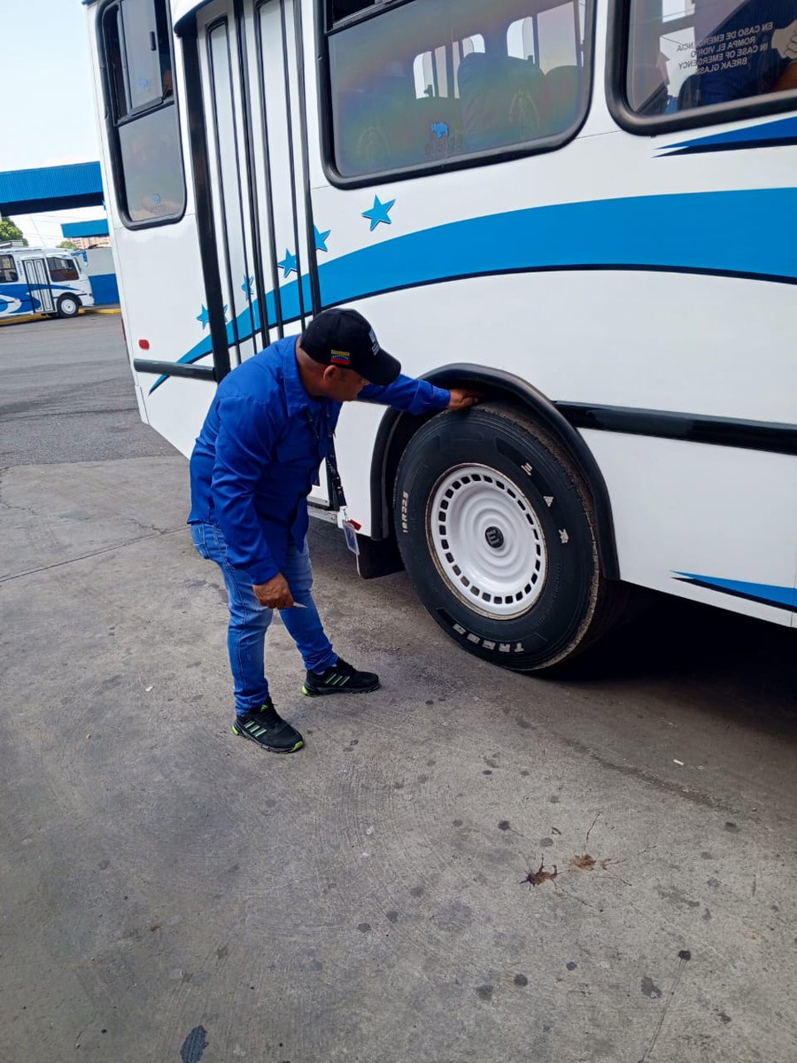 GerenteTTINTT's tweet photo. #MovilidadSegura | Funcionarios de la Gerencia de Transporte Terrestre #INTT, revisan la higiene y confort de las unidades de transporte público en el terminal Central de Maracay. Edo Aragua.
#JulioDeVictorias https://t.co/6PXJGCbFlE