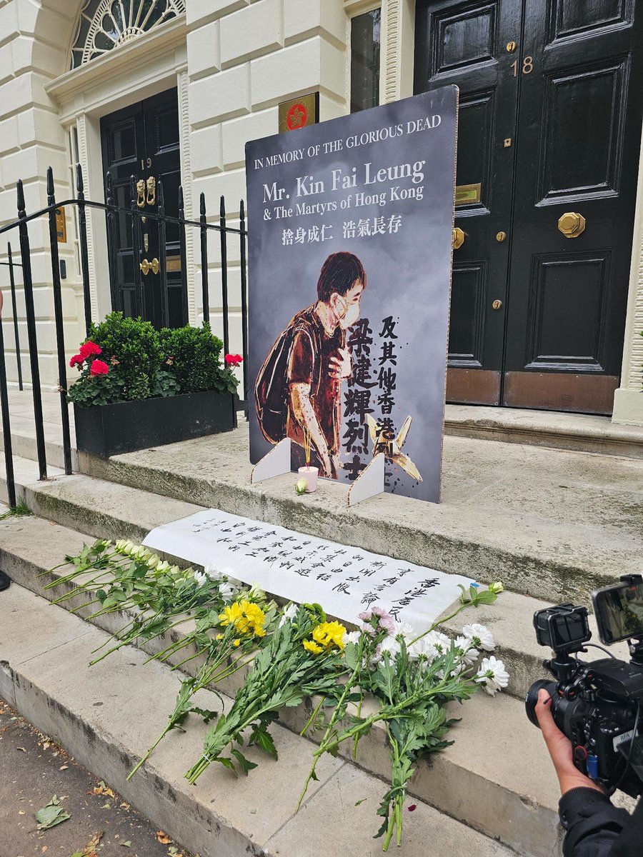 On the doorstep of the Hong Kong Economic &amp; Trade Office in London: memorial to #LeungKinFai who three years ago today stabbed a police officer in HK &amp; took his own life, expressing the rage &amp; despair at the CCP’s destruction of HK that many HongKongers feel.