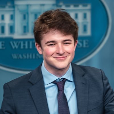 Trumps campaign mgr says that Harry Sisson can "expect a visit" for posting a threat against President Trump 

Do you think Harry Sisson should be arrested for saying that.......many are calling for it