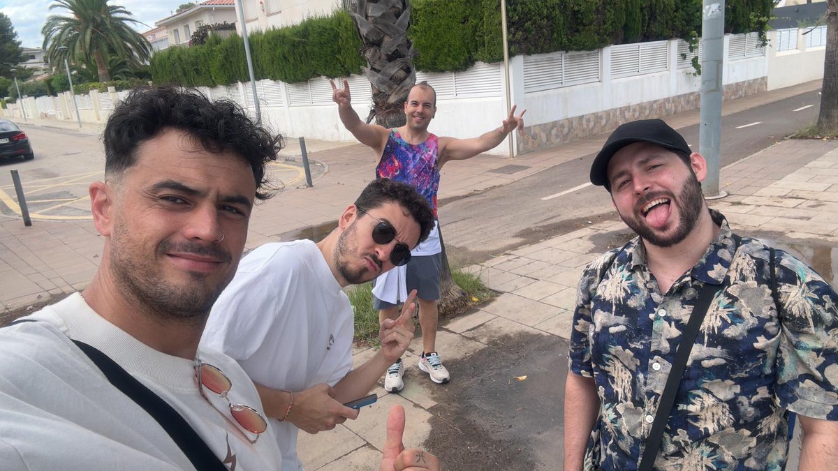 TheAutenticoOne's tweet image. "Reunión" del día después del Especial Verano de #TheWildProject 🤪

Jordi Wild no estaba por qué Tartaria le estaba enseñando a transformarse en león... Jajaja 🦁🦁

(Otros no, pq si no hay cámaras no los esperes xD)