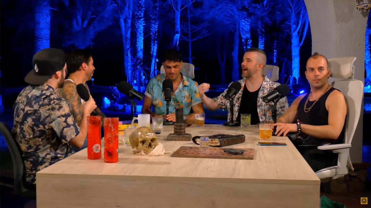 TheAutenticoOne's tweet image. "Reunión" del día después del Especial Verano de #TheWildProject 🤪

Jordi Wild no estaba por qué Tartaria le estaba enseñando a transformarse en león... Jajaja 🦁🦁

(Otros no, pq si no hay cámaras no los esperes xD)