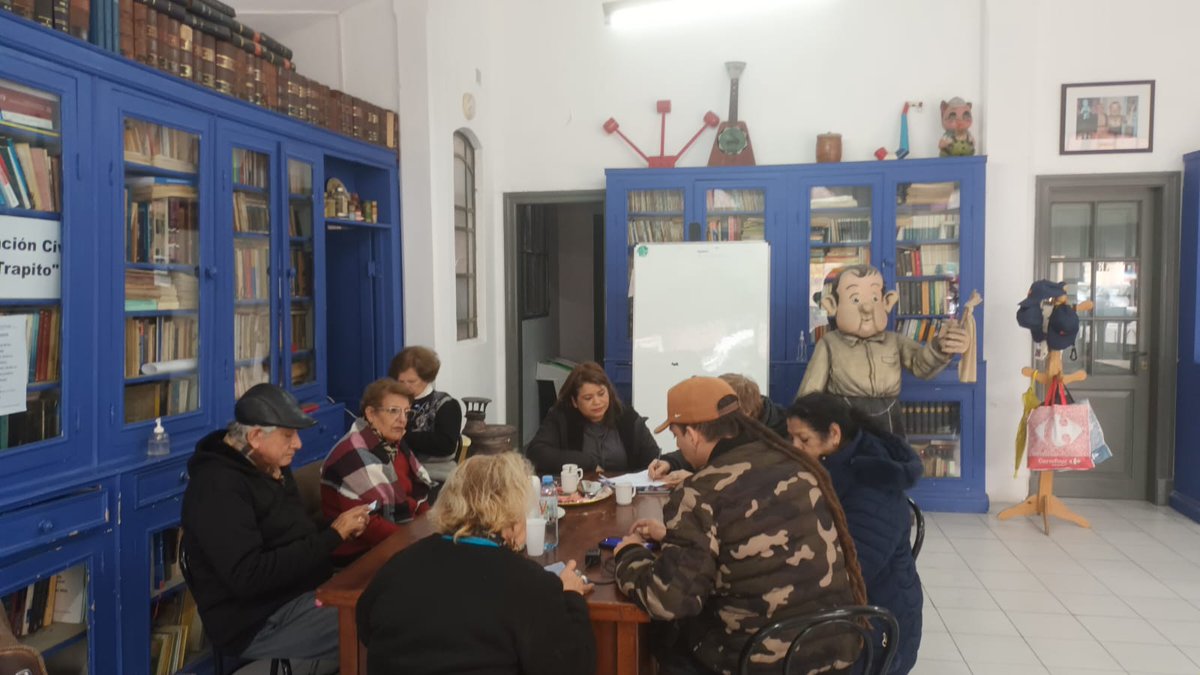 COMO APRENDER A USAR TU CELULAR.
Durante el mes de junio realizamos tres encuentros para que todos aquellos que tenían dudas de como usar el celular y todas su aplicaciones pudieran superar esos inconvenientes. Pronto volveremos a sumar otros talleres.