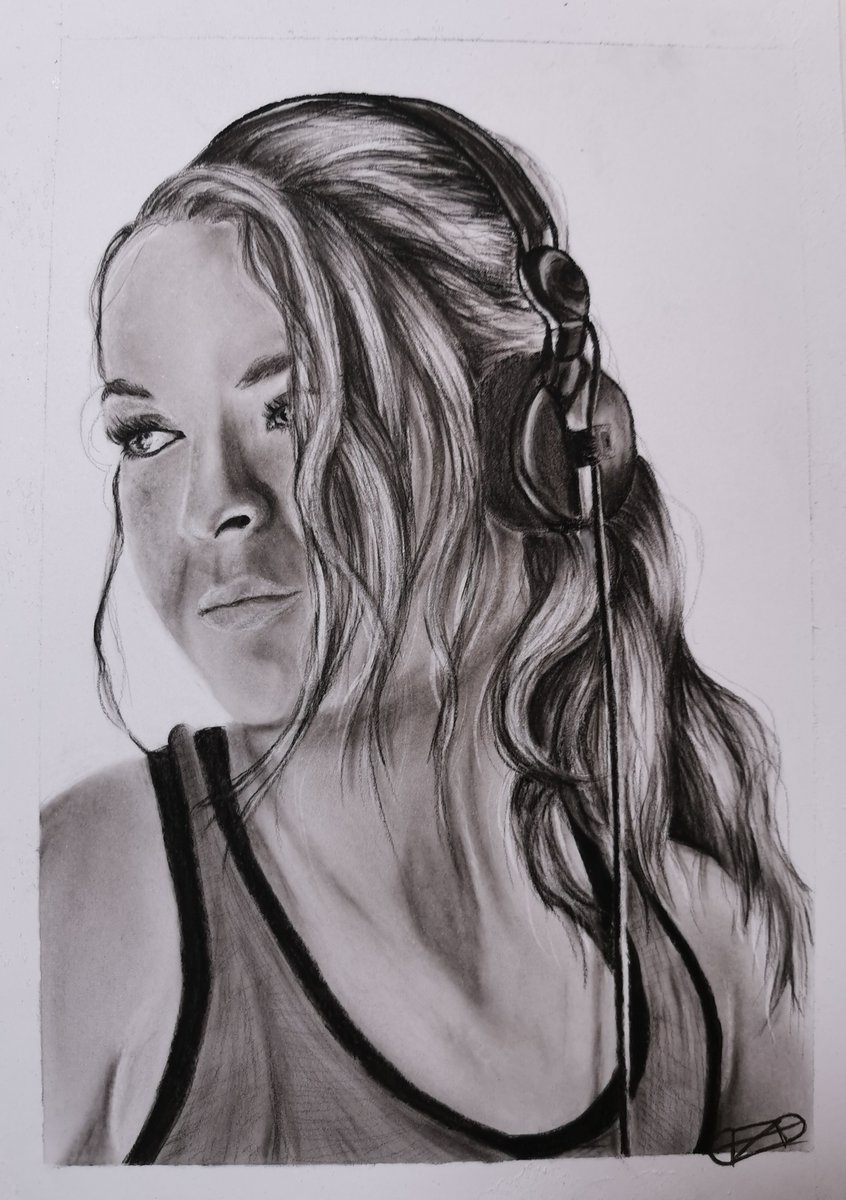 Ein wunderschöner Moment aus dem heutigen sehr schönen Stream von <a href="/djanesintica/">Sintica</a> 
Danke fürs Tag versüßen und bleib so wie du bist 💜

#art #Kunst #portrait #portraits #charcoal #charcoaldrawing