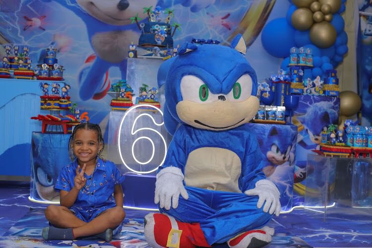 ThatyMartin17's tweet photo. Obrigada meus Deus, ficou lindo,conseguimos 
meu sonic faz6anos.. 💙😍🫶🎉 https://t.co/Y33PNLS41D