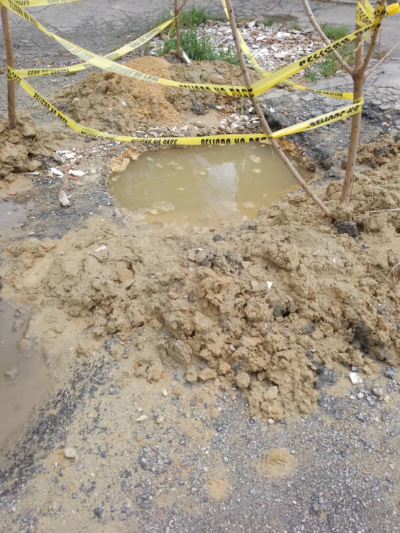 telotengo_trans's tweet photo. #DENUNCIA | Ciudadanos de la Urb. Ciudad Casarapa, ubicada en el Mcpio. Plaza de la Ciudad de Guarenas, edo. Miranda, hacen un llamado al alcalde, @freddyarrodriguez. 

+INFO https://t.co/ryuG8l5LaB https://t.co/esx21hUsgt