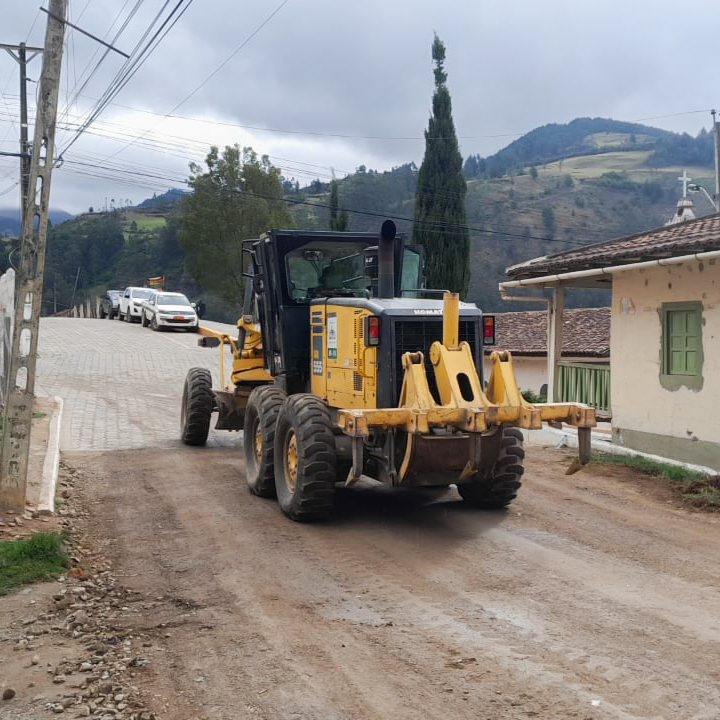 prefecturaloja's tweet photo. 📌 #ElCisne y #Gualel - #LOJA
Realizamos mantenimiento periódico de la vía 🚧#ElCisne - #Gualel.
Garantizamos la transitabilidad en el sector.
#SabemosTrabajar 🚜 https://t.co/pWdAEMGHQ9