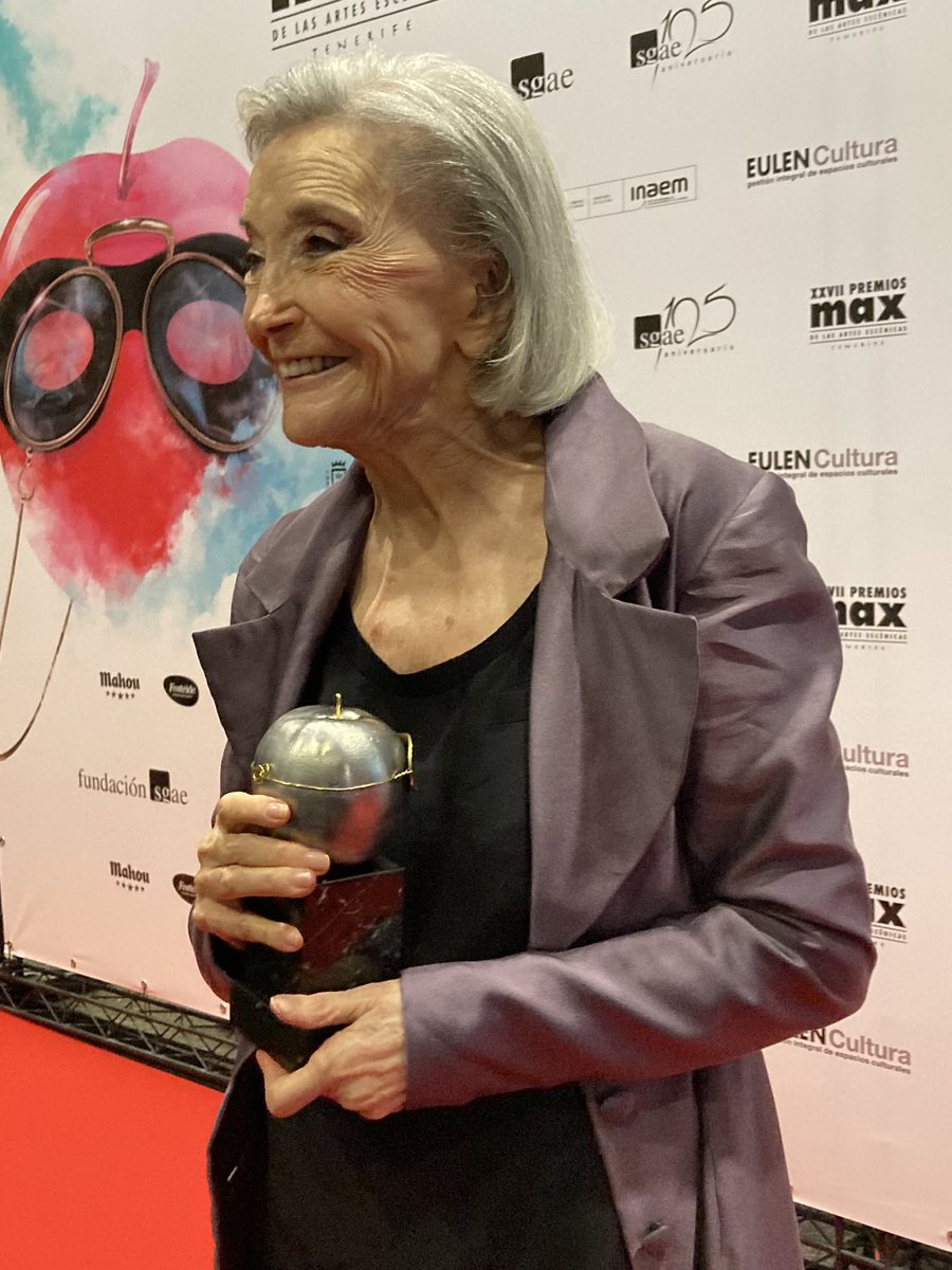El premio Max de honor , el #Max2024 más emocionante, lo entrega Miguel del Arco a un monumento vivo y lúcido de la historia del teatro, que tanto amamos. Una voz mayúscula y presente, una tipa importante como Nuria Espert. Gracias, gracias, gracias. #teatro #tuiteatreros