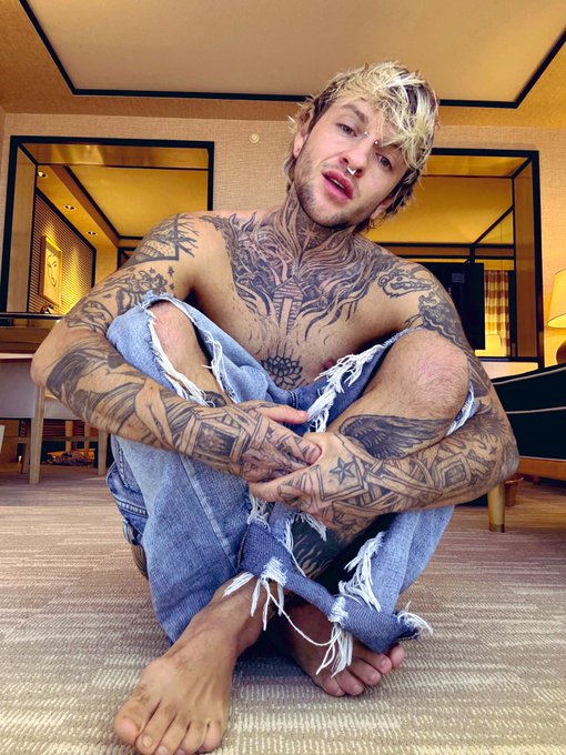 1 pic. I’m like if Ross Lynch got Troye Sivan pregnant & their son grew up 2 show his pussy on the internet