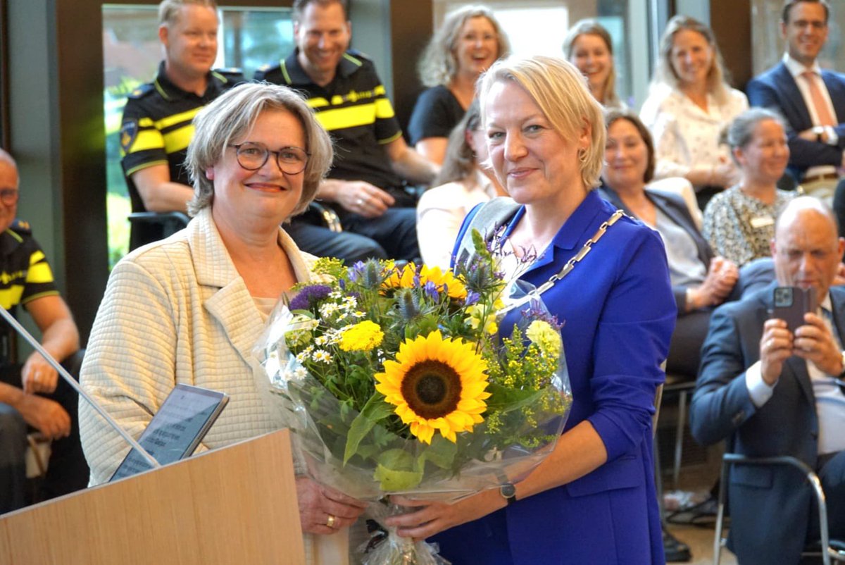 AndriesHeidema's tweet photo. Afscheid van de bijzonder gewaardeerde burgemeester @evlente van de @gem_dalfsen. Reuze bedankt Erica voor jouw grote inzet! Alle goeds gewenst als burgemeester van de gemeente Midden-Groningen. https://t.co/tkjPa69tj3
