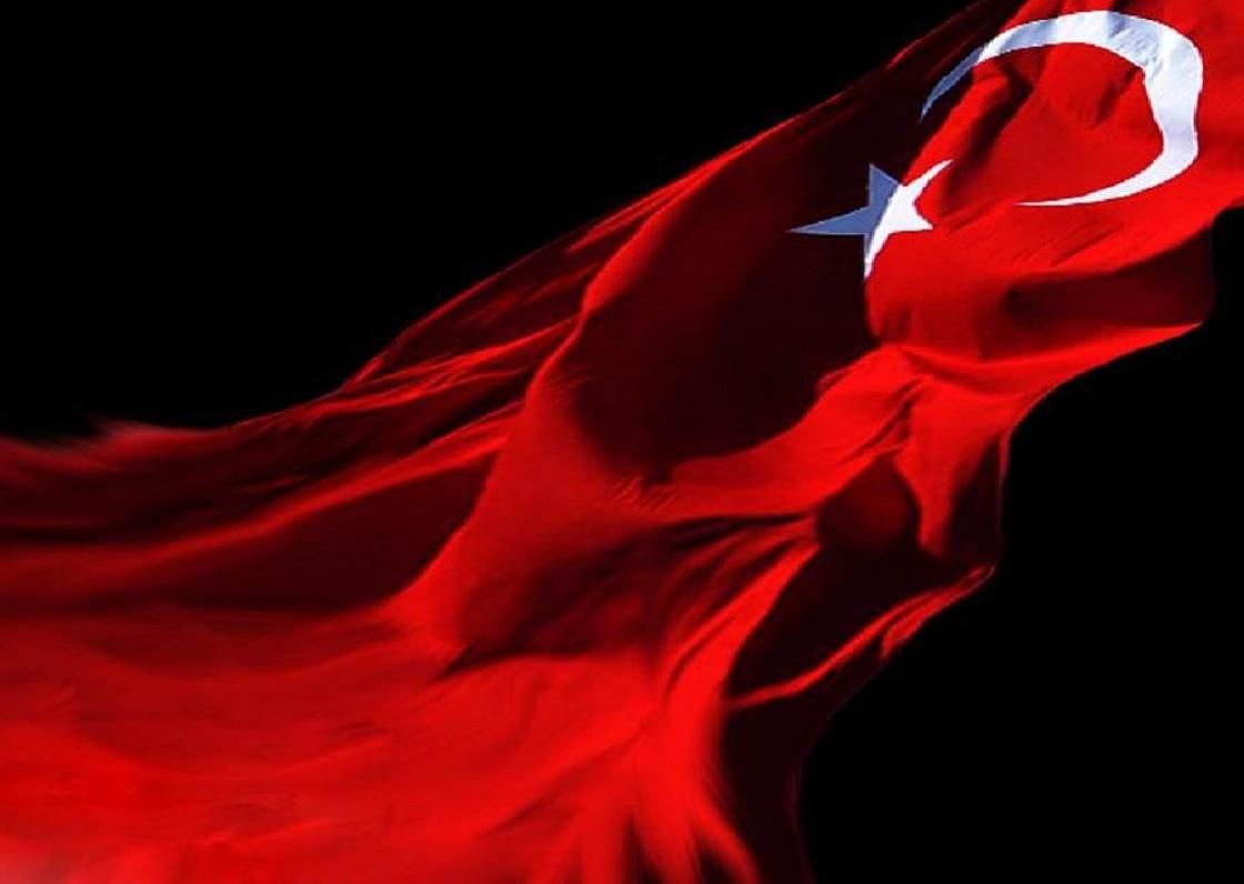 DEVREYE GİRDİ.

Tarihi açıklama yazımda da belirttiğim gibi,
Türkiye-Suriye uzlaşması ihtimali gündeme gelince ABD bu duruma sessiz kalmaz uyarısında bulunmuştum.
Ve dünden itibaren ABD devreye girdi.
Türk halkının kutsalı bayrağımıza yönelik şerefsizce saldırılar başlangıçtır.
O