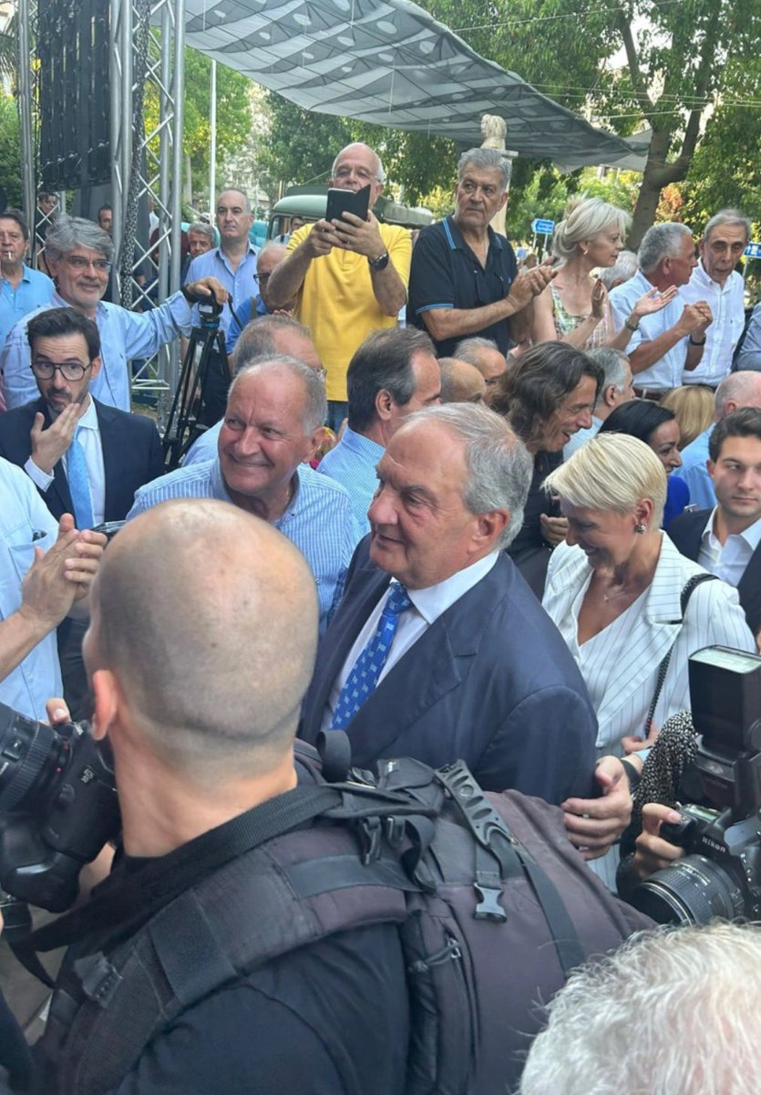 patriotikogr's tweet photo. Κοινή εμφάνιση Κ.Καραμανλή και Α.Σαμαρά στο Πολεμικό Μουσείο, στο πλαίσιο της παρουσίασης του βιβλίου «Οι Απόρρητοι Φάκελοι του Καραμανλή» του δημοσιογράφου Μανώλη Κοττάκη, με ευθεία επίθεση κατα του Κυριάκου Μητσοτακη και της Κυβέρνησης:

Στην εκδήλωση άρχισαν να προσέρχονται από νωρίς πολιτικά στελέχη από σχεδόν όλο το πολιτικό φάσμα – από τον κ. Σ.#Κεδίκογλου του ΣΥΡΙΖΑ ως την ευρωβουλευτή Αφροδίτη #Λατινοπούλου, πρόεδρο της «Φωνή Λογικής», αλλά και την Ντόρα #Μπακογιάννη και τον κυβερνητικό εκπρόσωπο, Παύλο #Μαρινάκη, ο οποίος εκπροσωπεί το Μέγαρο Μαξίμου.
«Οι πρόσφατες εκλογές στην Ευρώπη έχουν ασυνήθιστα ιδιαίτερη ��ημασία. Η χαμηλή συμμετοχή των Ευρωπαίων στην κάλπη, σε μια ώρα πολεμικής συγκυρίας, δείχνει πως η Ευρώπη είναι σε σταυροδρόμι. Οι καπεταναίοι της βρίσκονται ενώπιον της ανταρσίας των πληρωμάτων τους», είπε ο Α.Σαμαράς, και έφερε παράδειγμα τα χθεσινά αποτελέσματα στη Γαλλία.

Αντώνης Σαμαράς: Οι καπεταναίοι βρίσκονται ενώπιον της ανταρσίας των πληρωμάτων τους:

«Οι λαοί επιλέγουν με εθνικά κριτήρια», ανέφερε.
«Η έκβαση της αναμέτρησης Ρωσίας-Δύσης δεν θα καθορίσει το μέλλον τους», πιστεύουν οι Ευρωπαίοι σύμφωνα με τον κ. Σαμαρά.
«Αποδοκιμάστηκε η woke Ευρώπη, η Ευρώπη της λαθρομετανάστευσης, της προσπάθειας αποπνευματικοποιησης και αποχριστιανοποίησης και ισλαμοποίησης της», είπε και πρόσθεσε πως για αυτό φάνηκε η στροφή προς τα δεξιά.
Ιδιαίτερη αναφορά έκανε στο δημογραφικό πρόβλημα. «Δεν είναι λύση να φέρνουμε μετανάστε�� να τους βάζουμε να κάνουν παιδιά. Είναι εργαλειοποίηση», τόνισε.
Για την ευρωπαϊκή οικονομία υποστήριξε ότι ο «σήμερα Βορράς και Νότος δεν παράγουν σχεδόν τίποτα, εισάγουν». «Όχι σε ένα διευθυντήριο ξεκομμένο από τη λαϊκή βούληση. Αλλιώς η Ευρώπη θα υπογράψει μόνη της το τέλος της», είπε ακόμη.
Παράλληλα, εξαπέλυσε ευθεία επίθεση κατά του Κυριάκου Μητσοτάκη, λέγοντάς του ότι κάνει λάθος και αναρωτώμενος ποιους ακούει.
«Αντιμετωπιστήκαμε με απαξίωση από την κυβέρνηση δύο πρώην πρωθυπουργοί».

Μεταξύ άλλων, το παρών δίνουν ο Ευριπίδης Στυλιανίδης, Δημήτρης Σταμάτης, ο περιφερειάρχης Β. Αιγαίου Κώστας Μουτζούρης, Ανδρέας Κουτσούμπας, πρώην βουλευτής της ΝΔ και κουμπάρος του Κώστα καραμανλή, Ακης Γεροντόπουλος, Βασίλης Μιχαλολιάκος, Λευτέρης Οικονόμου, Λευτέρης Ζαγορίτης, Κωνσταντίνος Αρβανιτόπουλος, αλλά και ο παλαίμαχος ηθοποιός Κώστας Πρέκας.
Το παρών δίνουν επίσης ο Σπήλιος Σπηλιωτόπουλος, ή Ελίζα Βοζενμπεργκ, ο Χρήστος Μπουκώρος, ο Γιώργος Πατούλης, ο Μάριος Σαλμάς, ο Σταύρος Καλαφάτης, ο Γιάννης Πλακιωτάκης, ο Στέλιος Πέτσας, ο Μίλτος Χρυσομάλλης, ο Κώστας Κατσαφάδος, ο Γιάννης Οικονόμου, ο Ανδρέας Κατσανιώτης, ο Βασίλης Υψηλάντης, ο Δημήτρης Βαρτζόπουλος.

Ακόμα, ο υπουργός Υγείας Αδωνις Γεωργιάδης, ο Θάνος Πλεύρης, Δημήτρης Αβραμόπουλος, Στράτος Σιμόπουλος, Βαγγέλης Μεϊμαράκης, Ντόρα Μπακογιάννη. #πολεμικό_μουσείο #Σαμαράς #Καραμανλής #Κοττάκης #απορρητοι_φακελοι_Καραμανλή #ΝΔ_ΣΥΜΜΟΡΙΑ