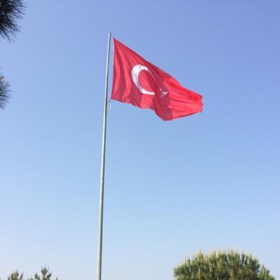 Bayrak namustur, şereftir!