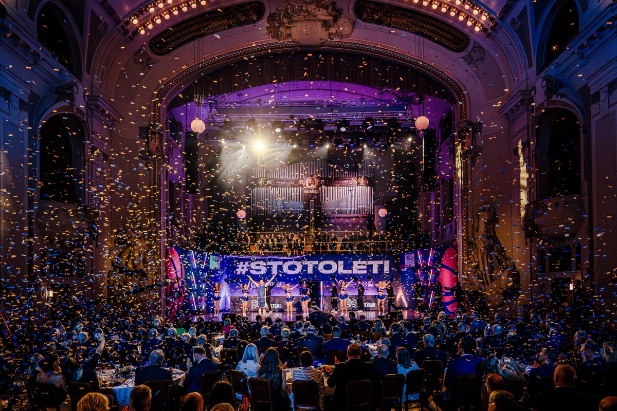 cz_basketball's tweet photo. I takhle může vypadat Obecní dům, když přijdou 🏀 s LIVEBROS a galavečer #stolet pojmou jako basketbalové utkání o čtyřech čtvrtinách s klasickou zápasovou show. ️🎉 #stotoleti #czbasketball https://t.co/uotOt5ILM2
