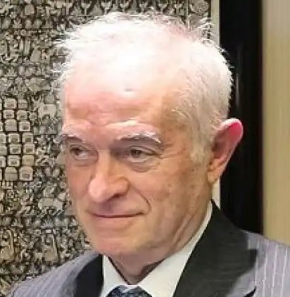 mescojono's tweet photo. La noticia gorda no es que el Juez Peinado tenga dos DNIs. Lo asombroso es que tiene dos caras diferentes. https://t.co/EbhdIfXuvi