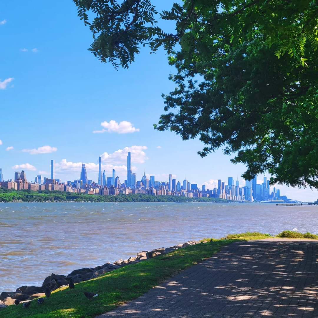 susanfrancois's tweet image. Grateful for cooler temps and breeze off the river for my afternoon walk

#hudsonriver 
#afternoonwalk 
#nycskyline