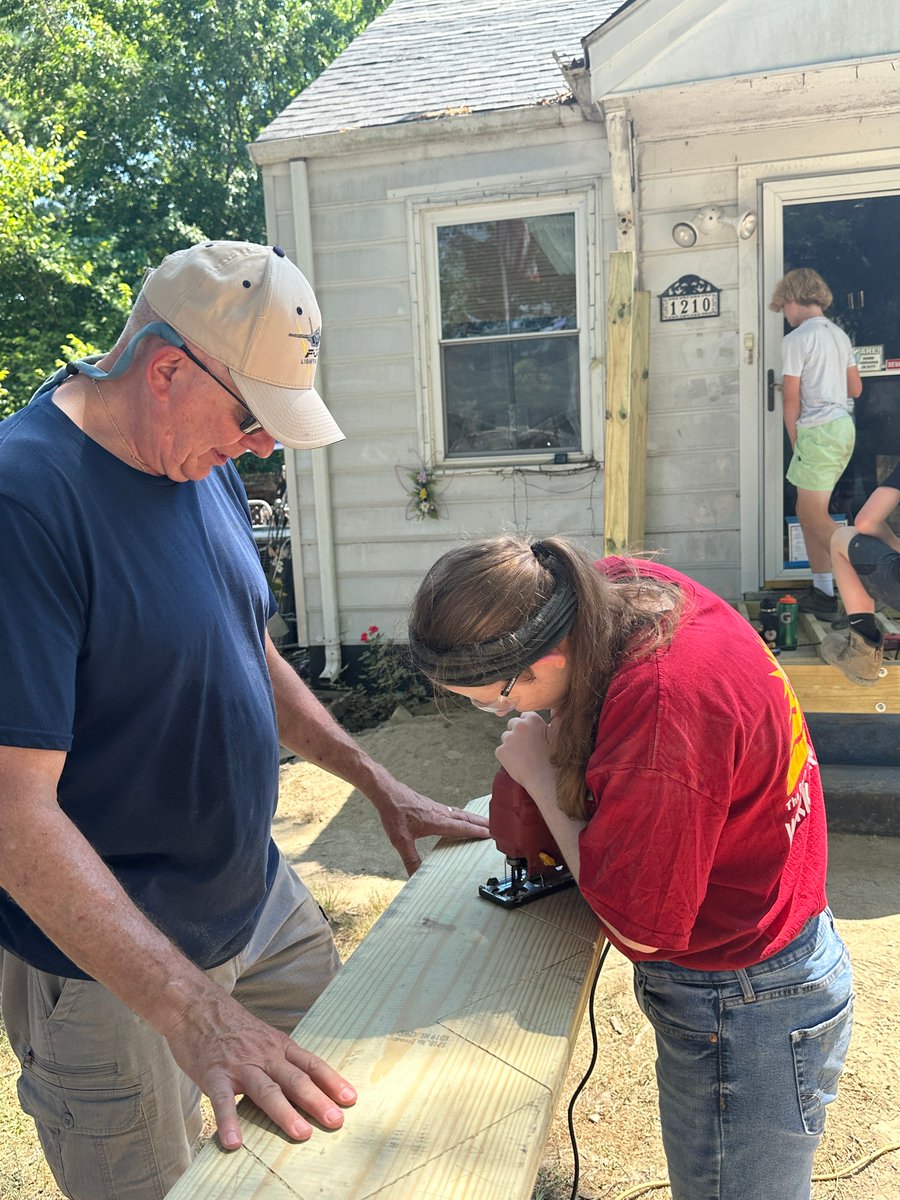 RichmondDiocese's tweet photo. The annual diocesan Work Camp was a success!
More than 100 teen volunteers came from throughout the state and spent their week helping those in need.
During June 22 - 28, volunteers completed home repairs on 11 houses. #CDRWorkCamp https://t.co/4Fe8DfoE5y