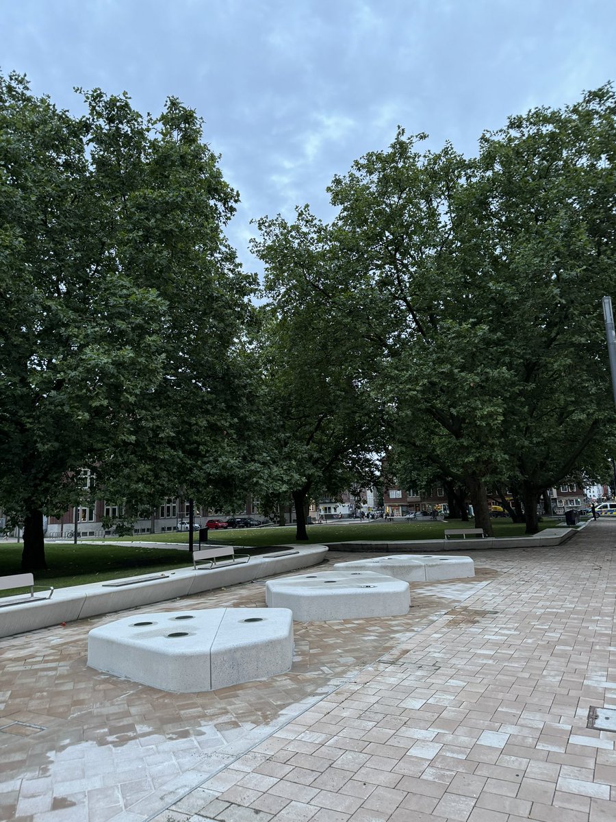 NoahBoernhorst's tweet image. Morgen wird endlich der neu gestaltete Bremer Platz eröffnet. Alle Anwohner*innen sind herzlich zum Picknick zur Eröffnung um 14:30 Uhr eingeladen. @muenster_de @LeweMarkus 
#ratms 

allesmuenster.de/bremer-platz-b…