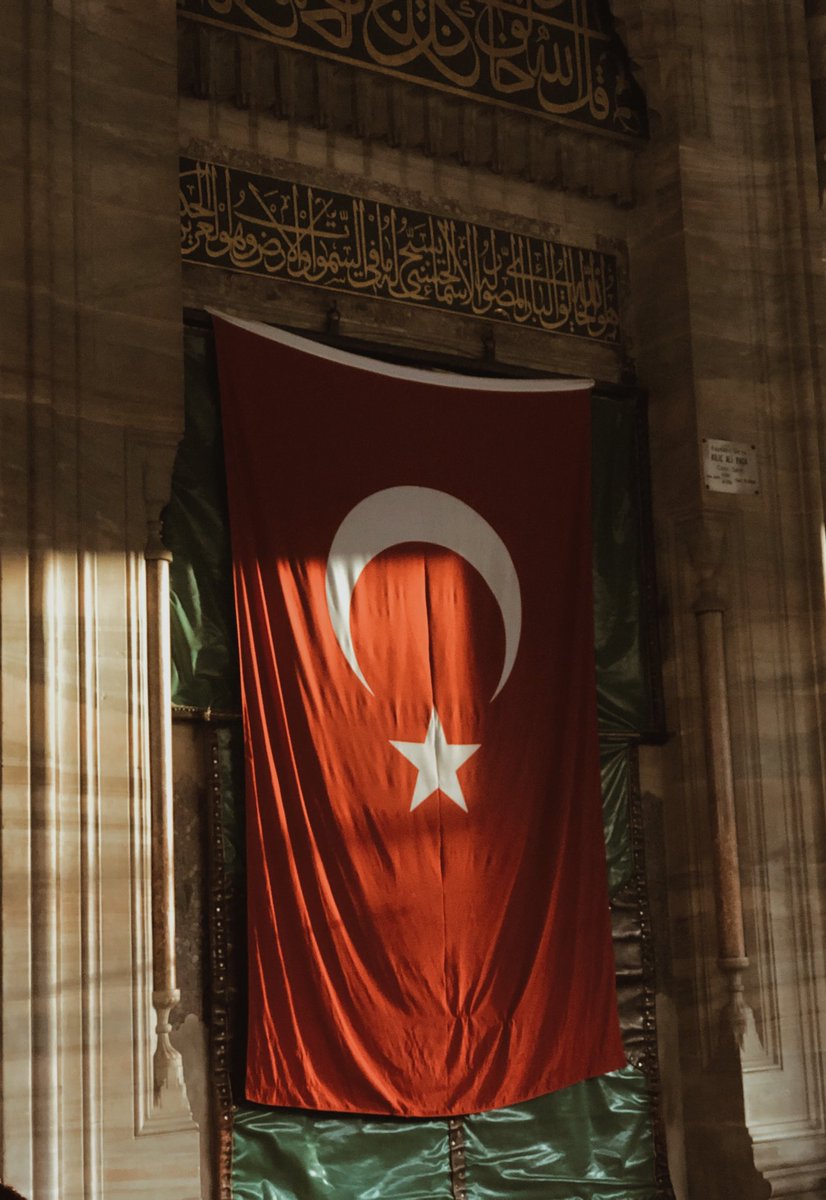 Malazgirt'te Alparslan'ın dilinde
Surlarda Ulubatlı'nın elinde
Çanakkale cihadının yılında

Kafkaslar'da bizi kaldırdı şaha
Yemen çöllerinde sığınak vaha

Peygamber kabrinde sadık muhafız
Bayraktan alırdı mücahitler hız

Unutana yine hatırlatırız

Zemin kan kırmızı ay yıldızı ak