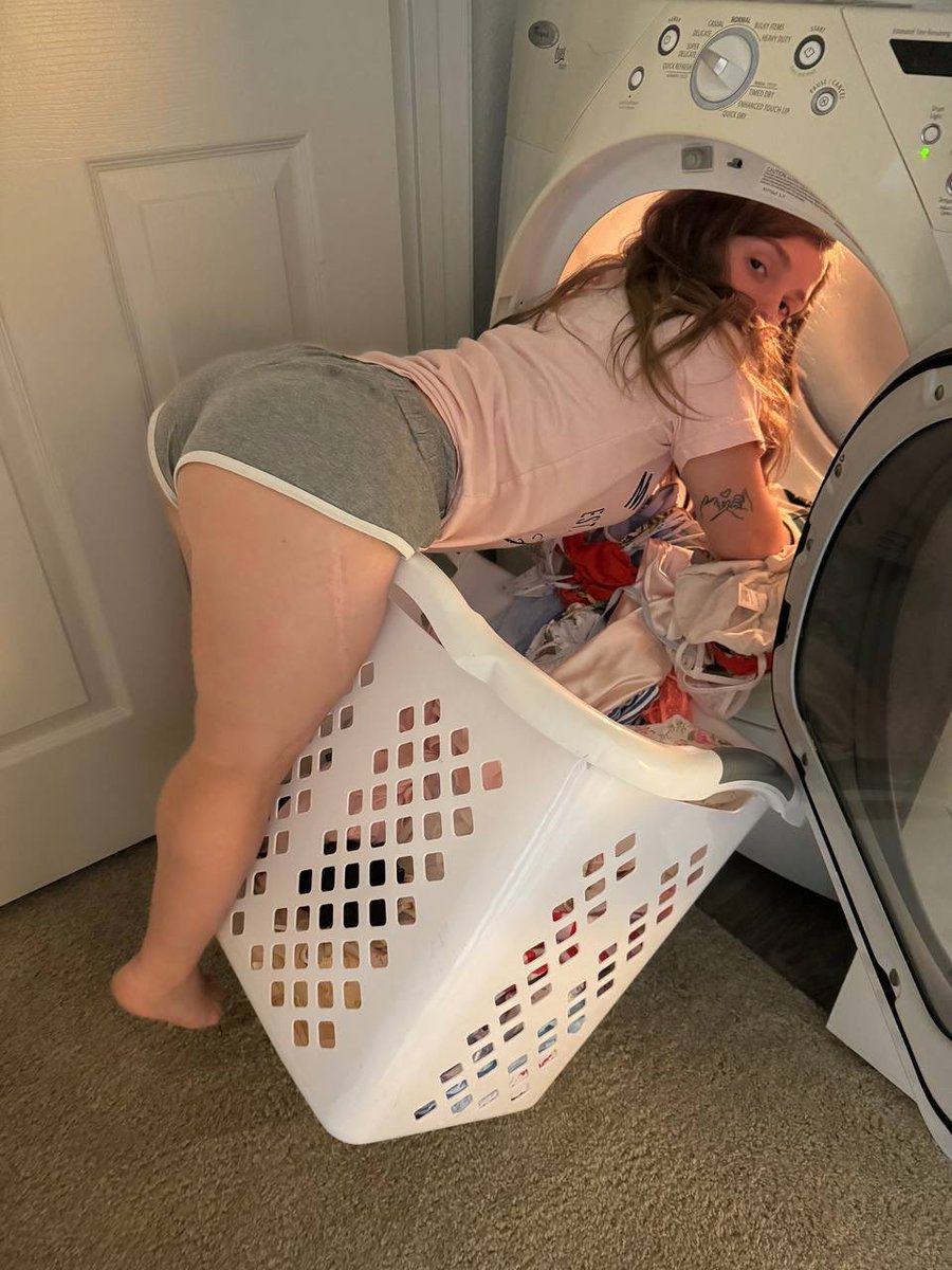 Doing the laundry, say “pls” for my 3’11 nudies 🥹