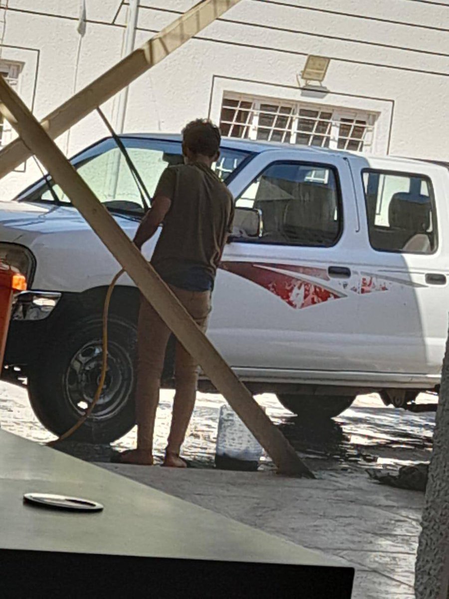 الى وزارة الداخلية و وزارة العمل وكل انسان شريف.. هذه الصور من دار المشردين في الكرادة نزلاء الدار يتعرضون للتعذي..ب والاستغلال الذي يصل حتى الى غسل سيارات الموظفين وسوء الظروف المعيشية في الدار وامور اخرى..
هالله هالله بالايتام ذولي ويلاد العراق صح مالهم اهل بس العراق ابوهم 😢