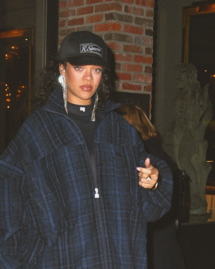 pedestrian's tweet photo. Rihanna in NYC (2022) https://t.co/9WVzqodxkR