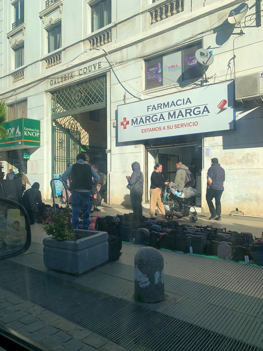 vinadenuncia's tweet photo. Tienen tomada la calle Valparaíso !
#NOCOMPREN #ComercioIlegal https://t.co/IvrQTZdKrp