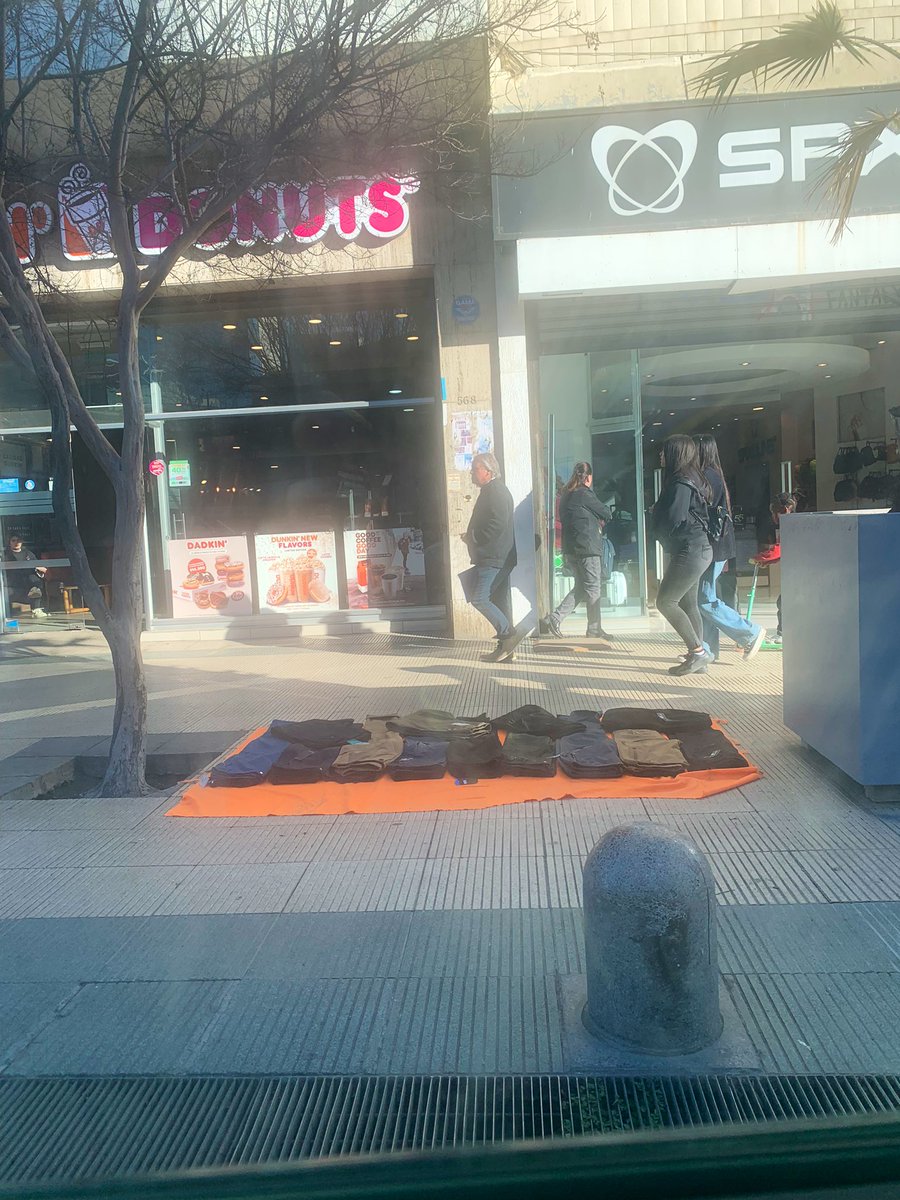 vinadenuncia's tweet photo. Tienen tomada la calle Valparaíso !
#NOCOMPREN #ComercioIlegal https://t.co/IvrQTZdKrp