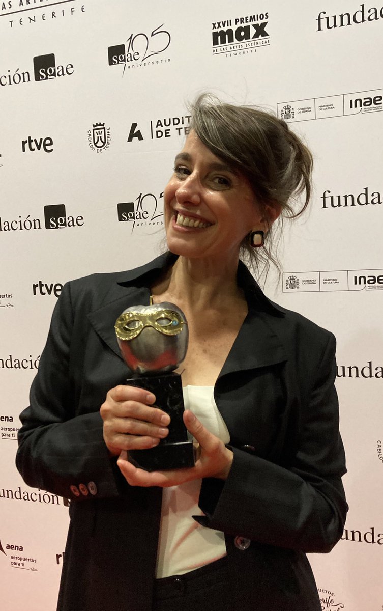 El #Max2024 a la mejor adaptación p versión de obra teatral o coreográfica es para <a href="/FernandaOrazi/">Fernanda Orazi</a> ( ¿hace algo mal la Orazi?) por Electra. Y con este premios, la Electra maravillosa se lleva dos premios Max atlánticos. Y yo muy feliz. #teatro #tuiteatreros