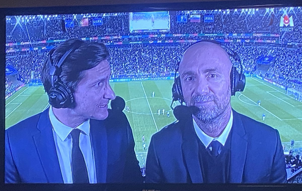 Avec_Ceci_'s tweet image. - Ronaldo est toujours impressionnant même à bientôt 40 ans n’est-ce pas Christophe !?

- Oui mais est-ce qu’il est capable de faire l’hélicoptère avec sa b1te à 50 balais comme moi, j’en suis pas sur. 

#PORSLO #PORSVN #Dugarry