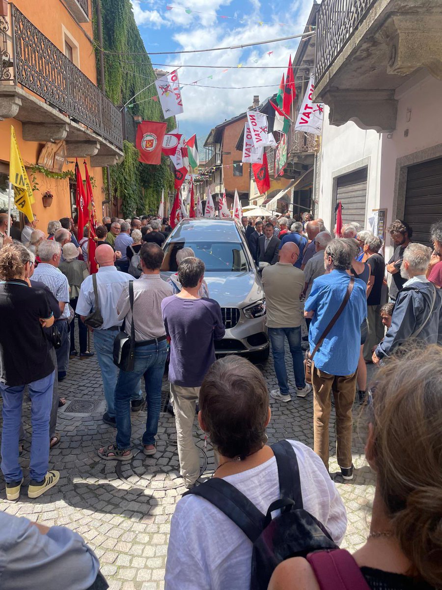 PaP_ValSusa's tweet photo. Caro Silvano, quello di oggi non è stato un addio perché le tue idee, le tue passioni, le tue lotte continueranno a camminare con noi sulle nostre gambe e nei nostri cuori! Ciao grande uomo!!! #NoTav #ValSusa #SilvanoGiai https://t.co/ucdFtk202T