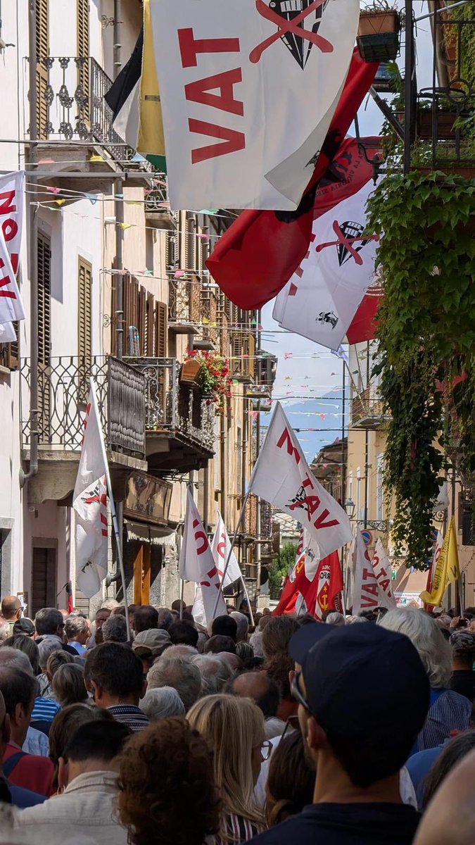 PaP_ValSusa's tweet photo. Caro Silvano, quello di oggi non è stato un addio perché le tue idee, le tue passioni, le tue lotte continueranno a camminare con noi sulle nostre gambe e nei nostri cuori! Ciao grande uomo!!! #NoTav #ValSusa #SilvanoGiai https://t.co/ucdFtk202T