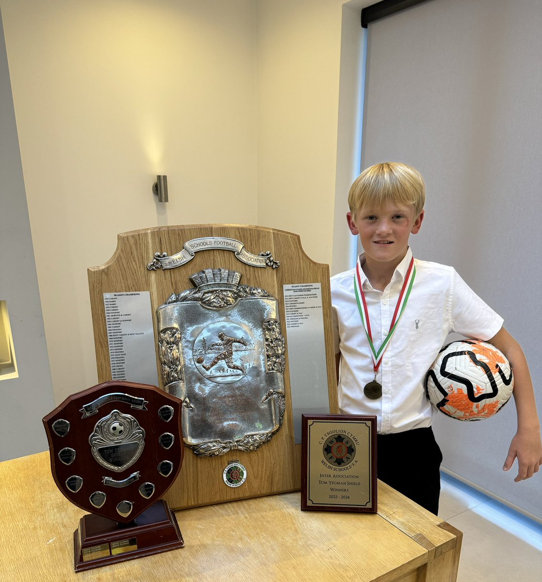 SimonMouncher's tweet photo. The small person with the Welsh schoolboys trophies @TheGKN https://t.co/6AQXBc5LKR