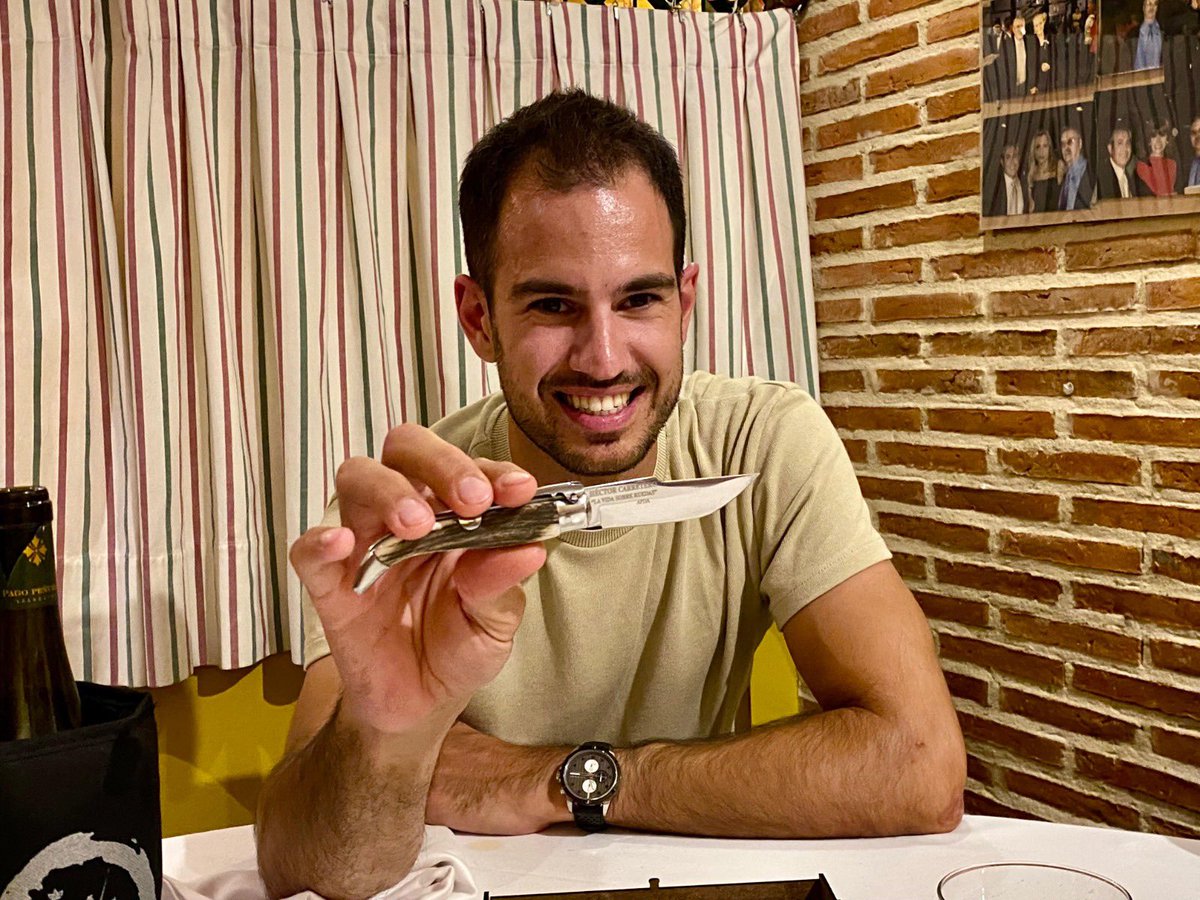 El exciclista profesional <a href="/h_carretero/">Hector Carretero</a> 
ha sido el protagonista del II Encuentro Sin Microffonos.

En el Mesón el Sol, compartimos con el ahora director deportivo del Victoria Sports una charla amena y distendida, así como un exquisito menú gracias a Jorge Ros y su equipo.