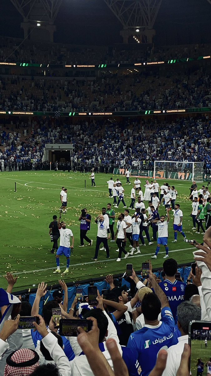 i0_119's tweet photo. لم تكن مجرد قُبله للعشاق بل كانت تلويحة وداع لهم
لن ننسى تِلك الليالي يا سلمان 💙 https://t.co/tQkSVvCZXh