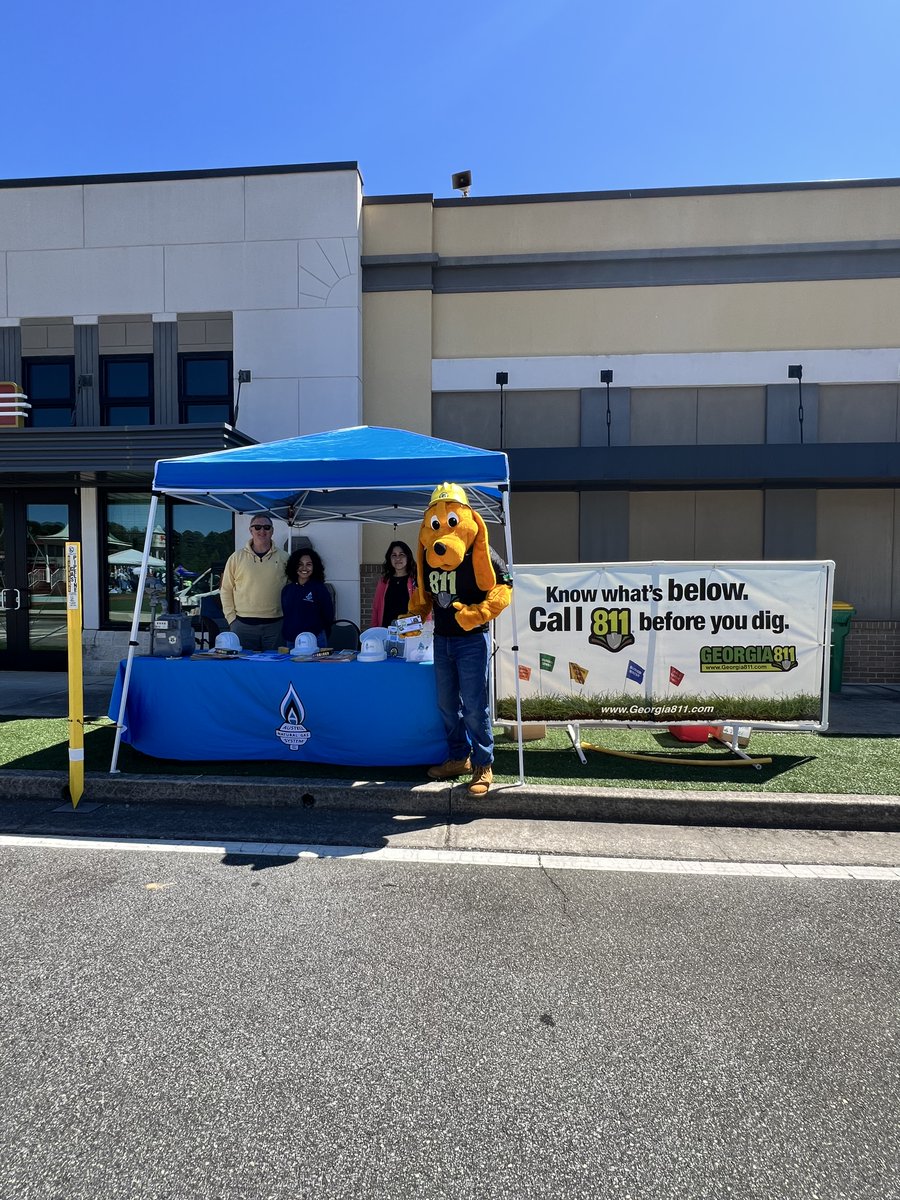 DiggerDog811's tweet image. Digger and Ms. Maria attended Spanish Day at the Cobb County Safety Village!  diggerdog811.com/?p=4627 @GA811 @cobbsafevillage @cobbemc @CobbEMCEdu #Safediggingmonth #Call811 #Contact811beforeyoudig #PublicSafety