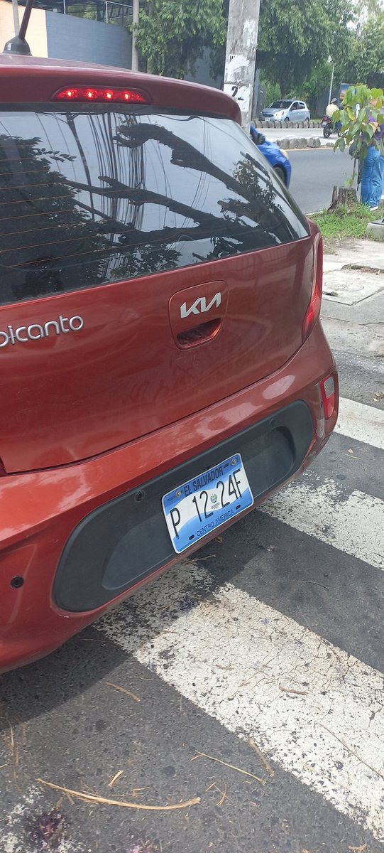 pemilopez's tweet photo. Paso para Peatones obstruido por la señora, quien dijo que me iba a demandar ☹️

Deberían de dar un curso para esas personas que no saben para que sirven esas líneas y tienen licencia. @VMTElSalvador @nayibbukele @RomeoHerrera1 https://t.co/dUPOcAx3ox